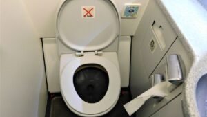 spicejet-promises-full-refund-to-passenger-stuck-in-mumbai-bengaluru-flight khabar chauraha 